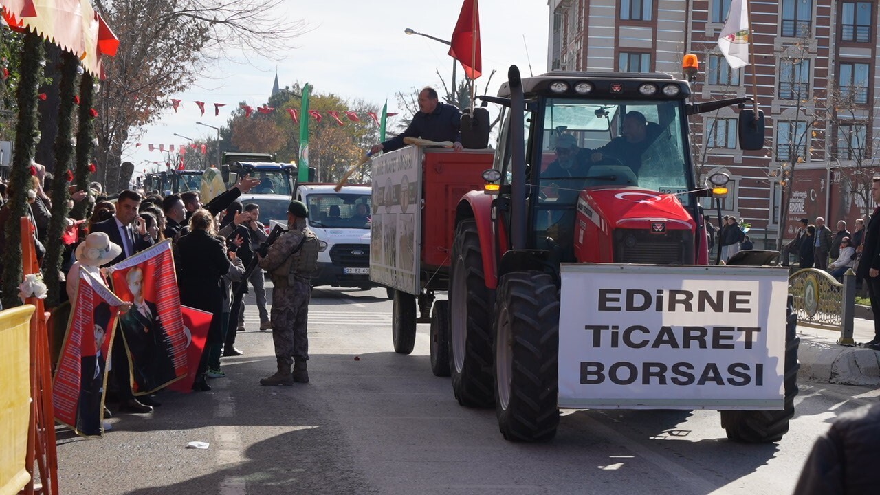EDİRNE'NİN DÜŞMAN İŞGALİNDEN KURTULUŞUNUN 103'ÜNCÜ YIL DÖNÜMÜNDE DÜZENLENEN TÖRENDE VATANDAŞLARA...