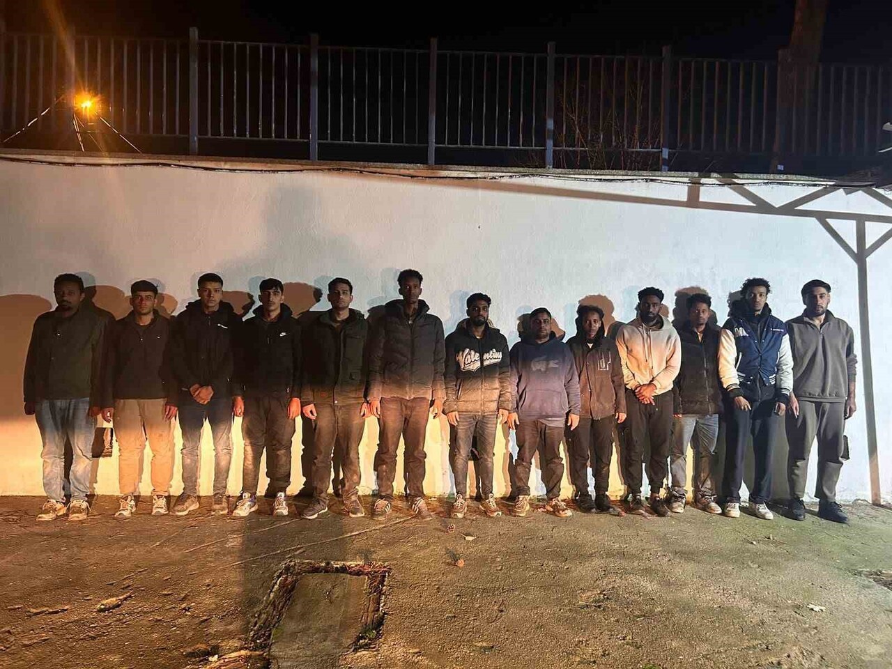 EDİRNE'NİN UZUNKÖPRÜ İLÇESİNDE KAÇAK YOLLARDAN YUNANİSTAN'A GEÇMEYE ÇALIŞAN 13 DÜZENSİZ GÖÇMEN...