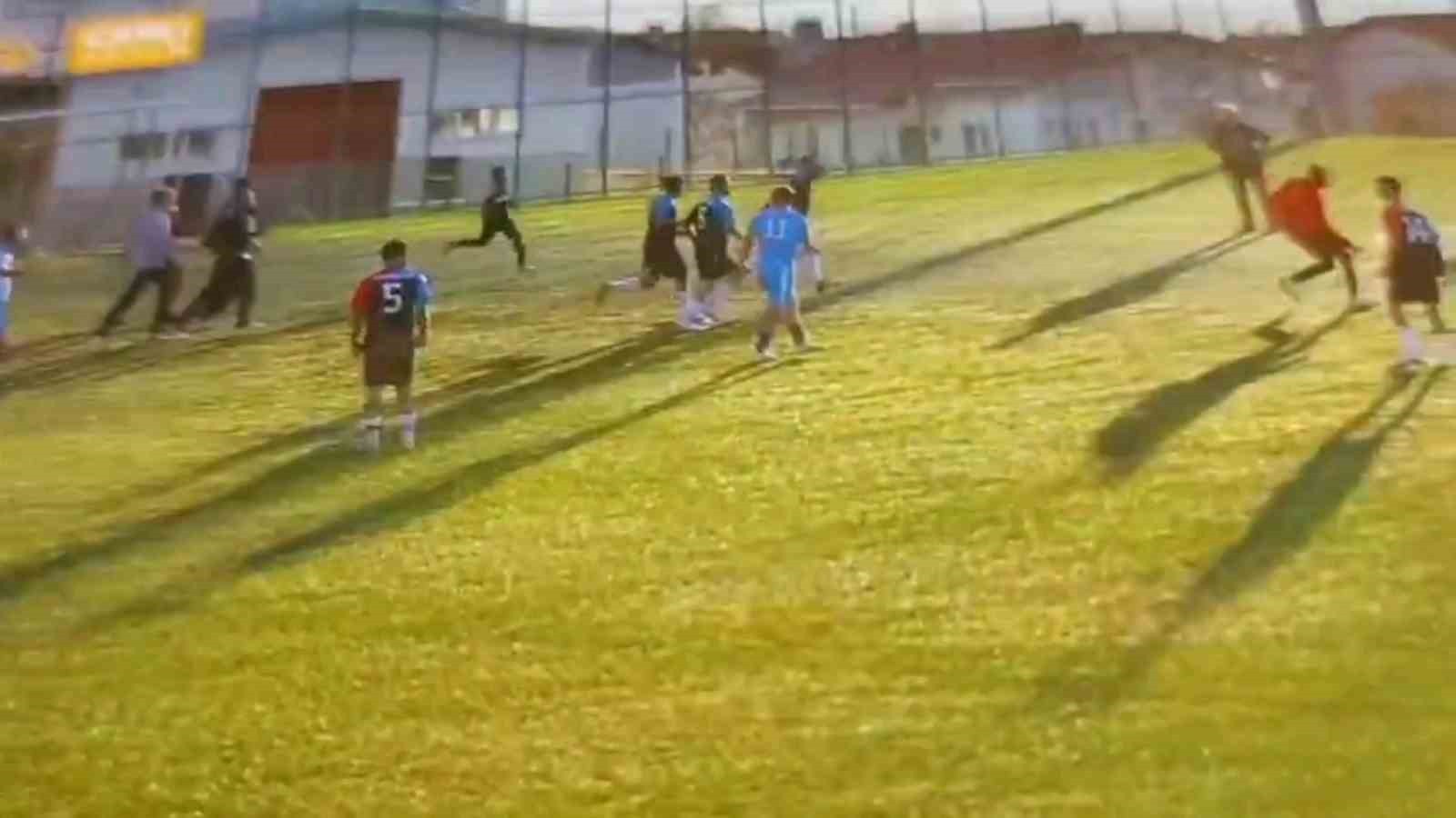 EDİRNE 1. AMATÖR LİG'İN 2. HAFTA KARŞILAŞMASI ÇIKAN OLAYLAR SEBEBİYLE YARIDA KALDI. TARAFTARLAR...