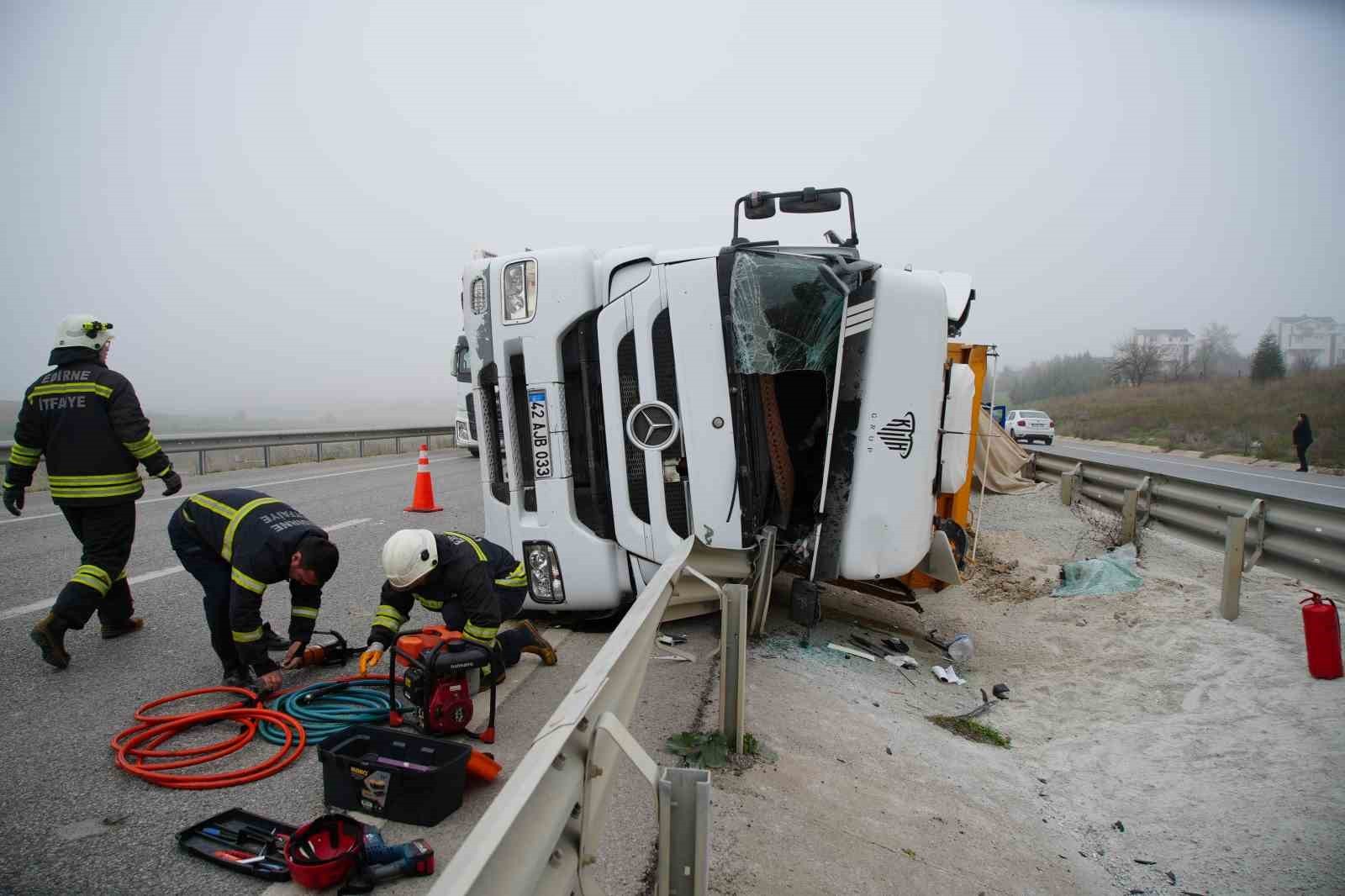 EDİRNE’DE DEVRİLEN KUM YÜKLÜ HAFRİYAT TIRINDA SIKIŞAN SÜRÜCÜ, İTFAİYE EKİPLERİNCE ÇIKARILARAK...
