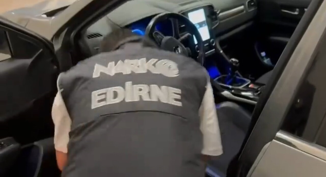 EDİRNE KAPIKULE’DE ARACIN GİZLİ BÖLMELERİNDEN 23 KİLO 820 GRAM SKUNK ÇIKTI