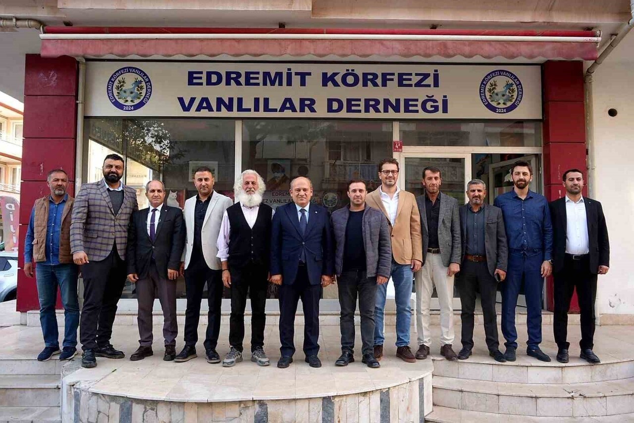EDREMİT TİCARET ODASI YÖNETİM KURULU BAŞKANI AHMET ÇETİN, YÖNETİM KURULU BAŞKAN YARDIMCISI M. EMRE...