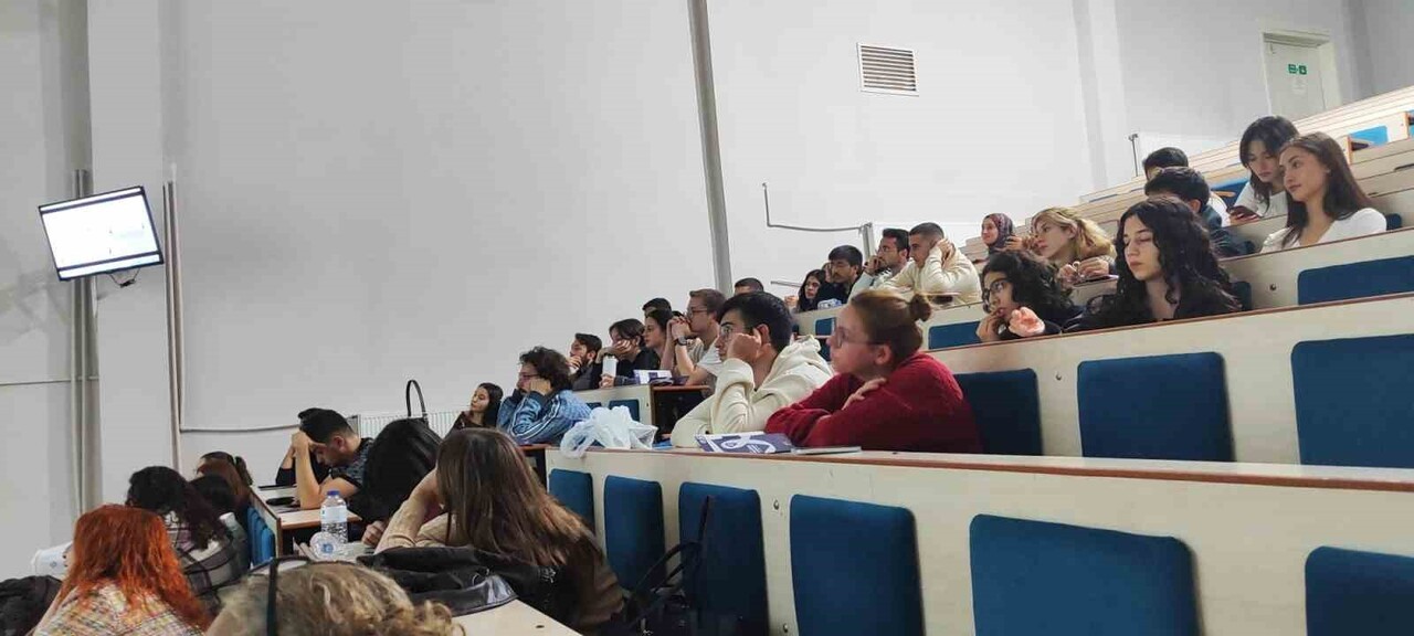 EGE ÜNİVERSİTESİ TIP FAKÜLTESİNDE (EÜTF) AKCİĞER KANSERİ FARKINDALIK AYI ETKİNLİKLERİ KAPSAMINDA...