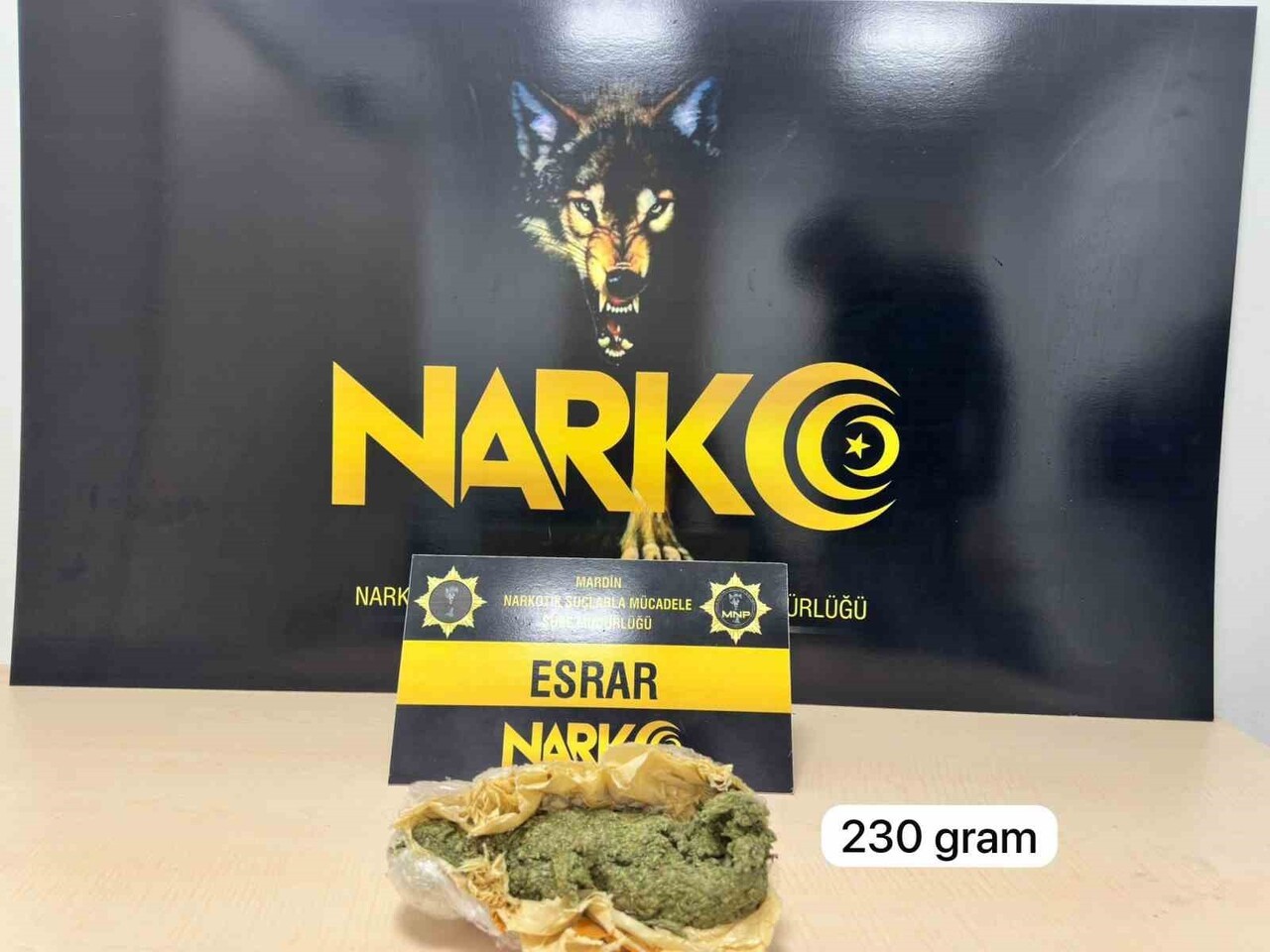 EKİPLERCE ARAÇTA YAPILAN ARAMADA 375 ADET ECSTASY HAP İLE 230 GRAM ESRAR ELE GEÇİRİLDİ.