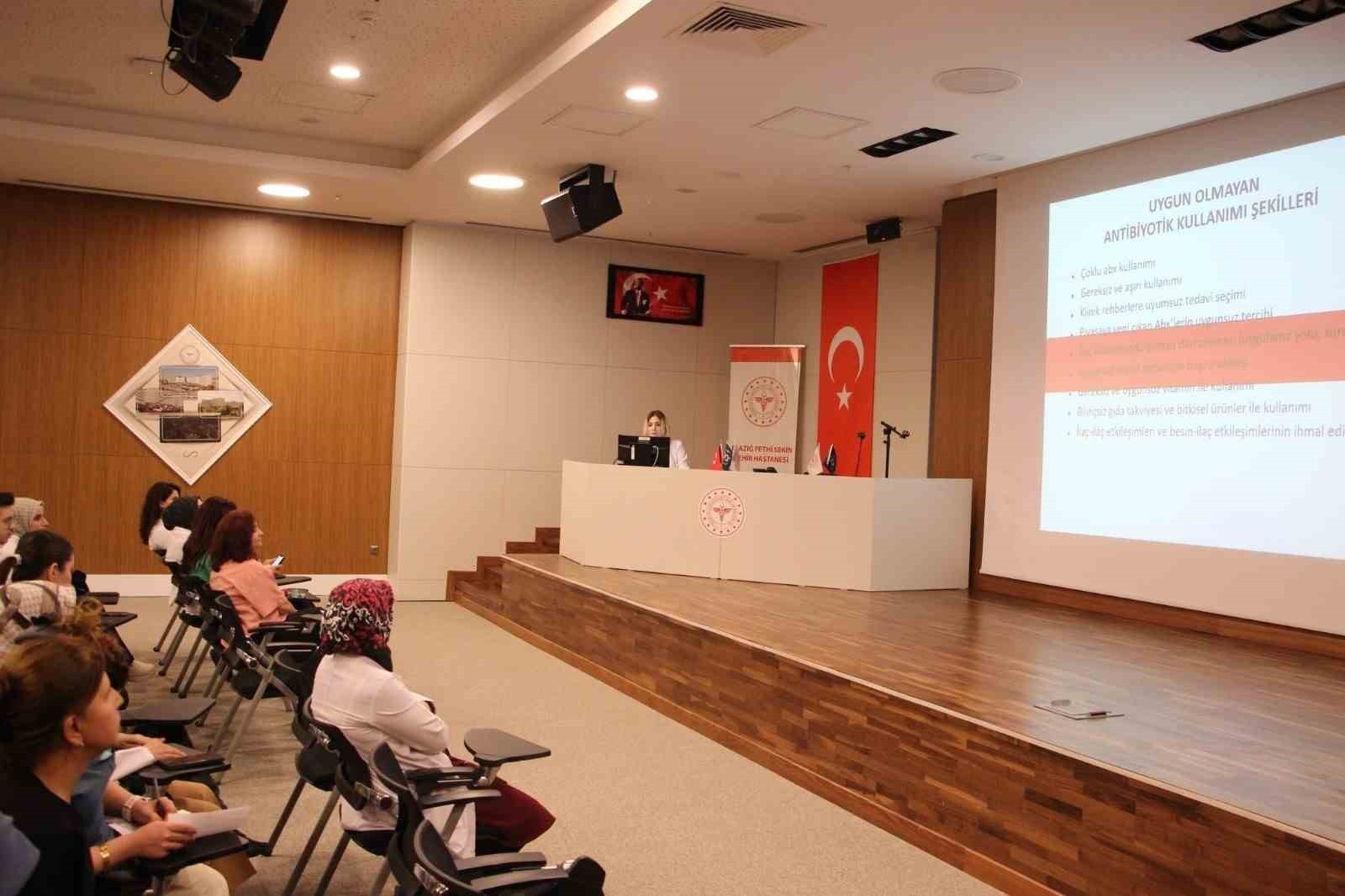 ELAZIĞ'DA ANTİMİKROBİYAL  FARKINDALIK HAFTASI  ETKİNLİĞİ KAPSAMINDA SAĞLIK ÇALIŞANLARINA EĞİTİM...