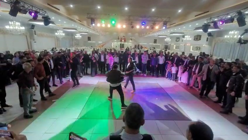 ELAZIĞ’DA BİR DÜĞÜNDE OYNANAN MALATYA YÖRESİNE AİT TURA OYUNU GÖRENLERİ HAYRETE DÜŞÜRDÜ. ELİNE...