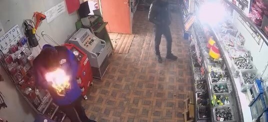 ELAZIĞ’DA BİR ŞAHIS, YAPIŞTIRICI SPREYİ ELİNDEYKEN ÇAKMAĞI ÇAKINCA, YÜZÜ BİR  ANDA ALEVLERİN...