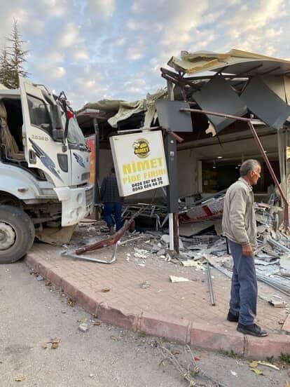 ELAZIĞ’DA FRENİ PATLAYAN KAMYON, EKMEK FIRININA DALDI. FIRINDA KİMSENİN OLMAMASI BÜYÜK BİR FACİAYI...