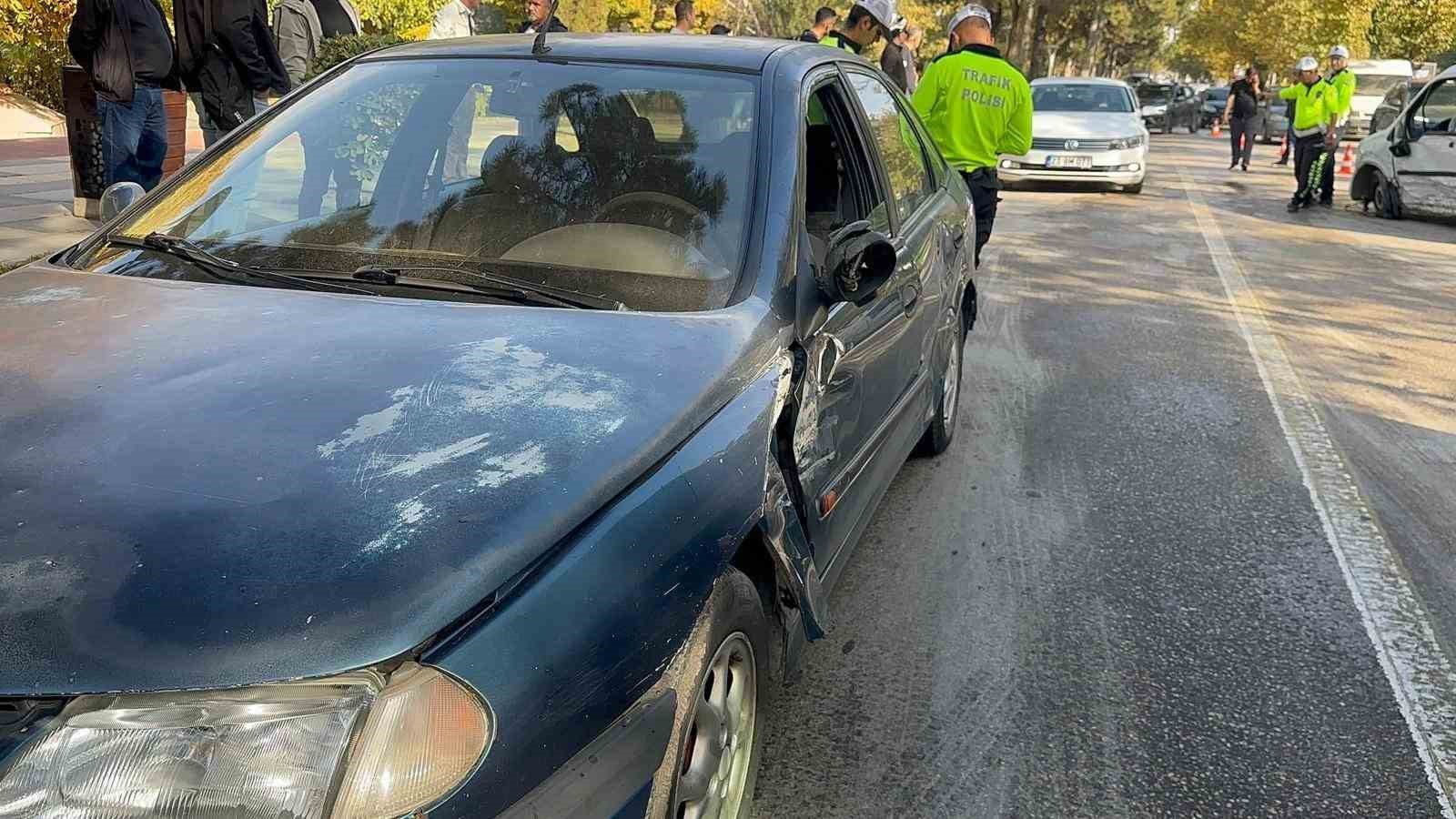 ELAZIĞ’DA HAFİF TİCARİ ARAÇ İLE OTOMOBİLİN ÇARPIŞMASI SONUCU MEYDANA GELEN KAZADA YARALANAN...