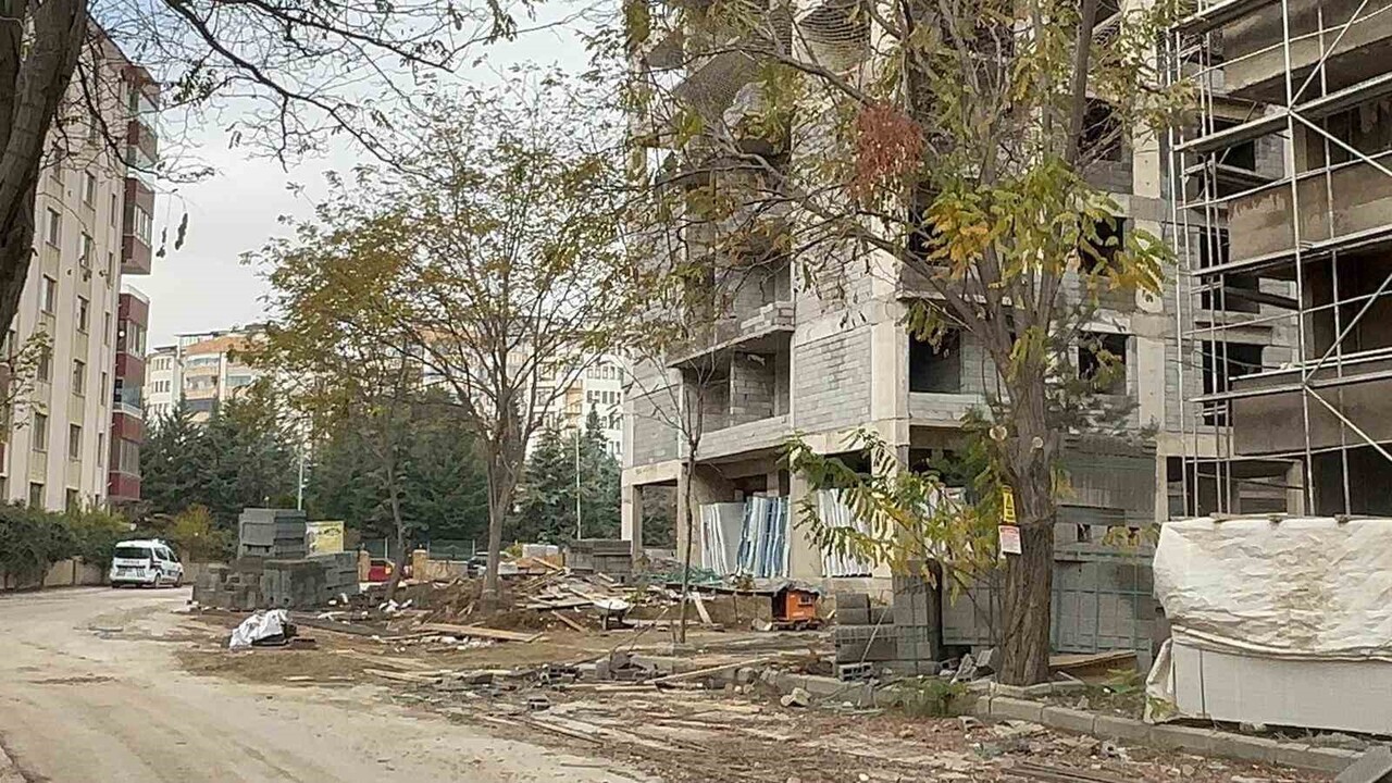 ELAZIĞ’DA İNŞAATTAN DÜŞEREK TEDAVİ ALTINA ALINAN 55 YAŞINDAKİ MEHMET ÇELİK, HAYATINI...