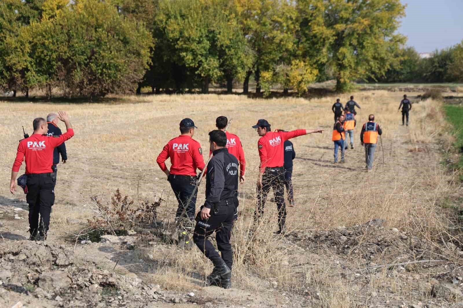 ELAZIĞ’DA KAYBOLAN 11 YAŞINDAKİ ENGELLİ ÇOCUĞUN BULUNMASI İÇALIŞMA BAŞLATILIRKEN EKİPLER...