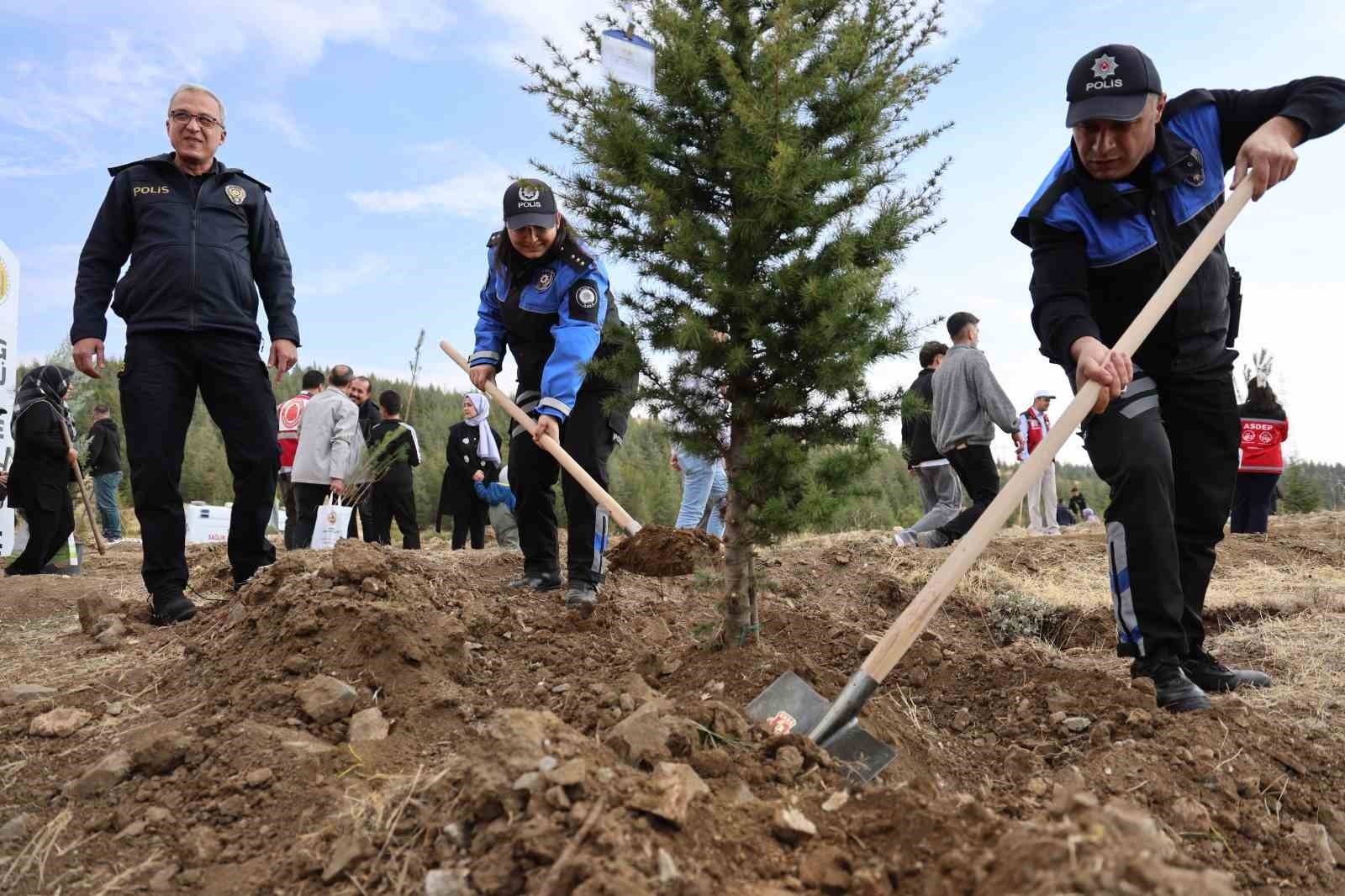ELAZIĞ’DA MİLLİ AĞAÇLANDIRMA GÜNÜ KAPSAMINDA DÜZENLENEN ETKİNLİKLERDE 11 FARKLI NOKTADA TOPLAM 23...