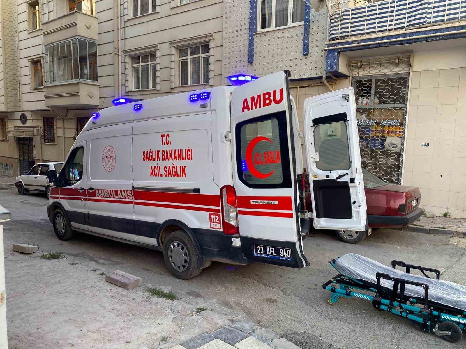 ELAZIĞ’DA PSİKOLOJİK RAHATSIZLIĞI OLAN 36 YAŞINDAKİ KADIN, EVDE KENDİ BOĞAZINI KESTİ. AĞIR...