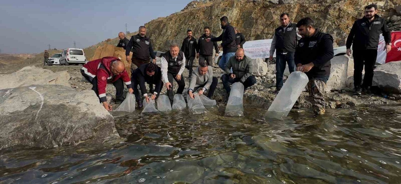 ELAZIĞ’DA SU ÜRÜNLERİ ARAŞTIRMA ENSTİTÜSÜ MÜDÜRLÜĞÜ TARAFINDAN KARAKAYA BARAJ GÖLÜ’NE 420 BİN...