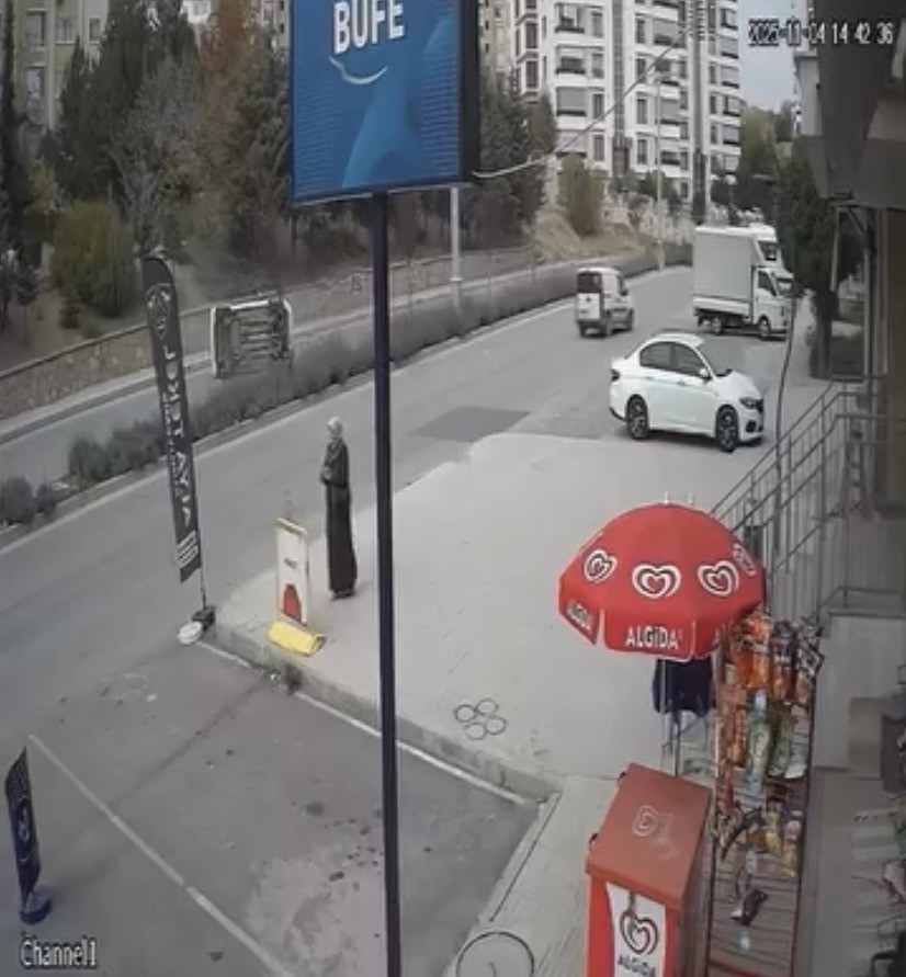 ELAZIĞ’DA SÜRÜCÜSÜNÜN DİREKSİYON HAKİMİYETİNİ KAYBETTİĞİ HAFİF TİCARİ ARAÇ YAN YATTI. KAZADA 1...