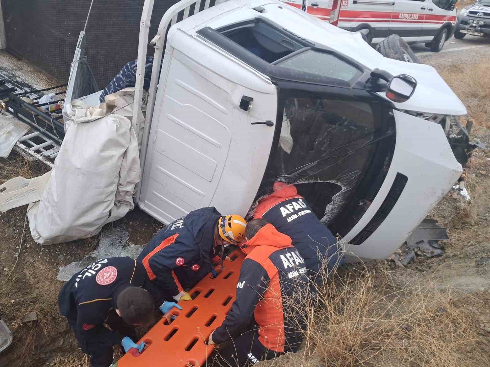 ELAZIĞ’DA SÜRÜCÜSÜNÜN DİREKSİYON HAKİMİYETİNİ KAYBETTİĞİ PİKAP, ŞARAMPOLE UÇTU. KAZADA 2 KİŞİ...