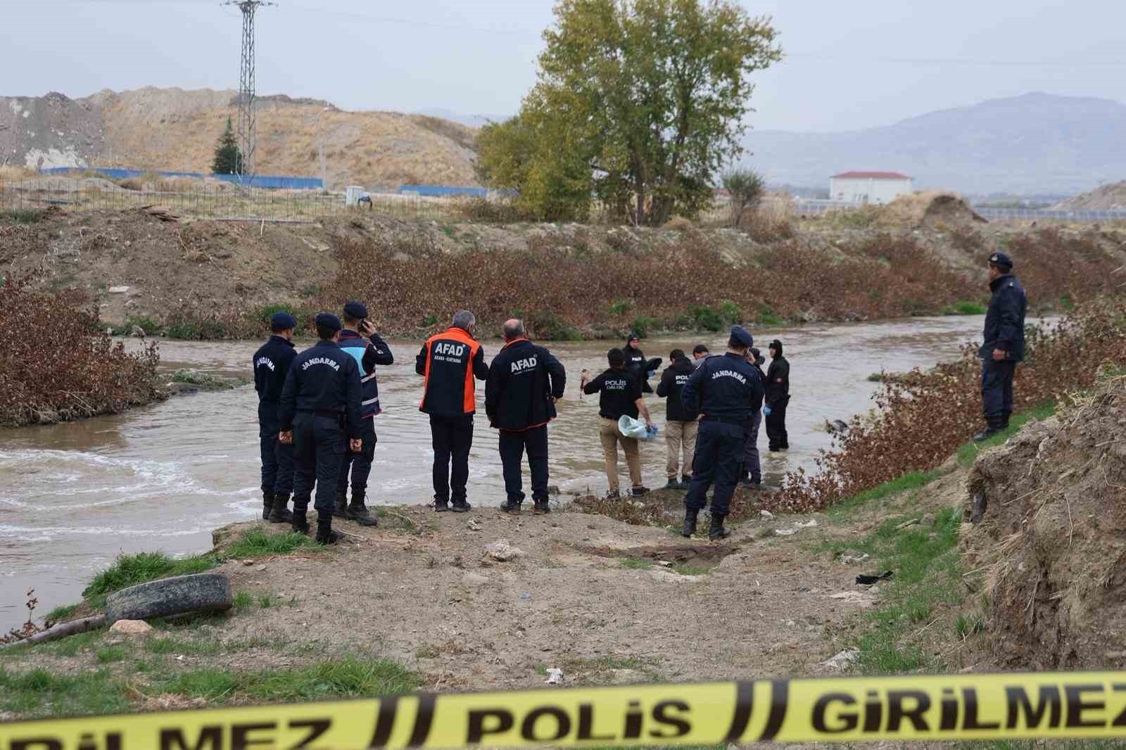 ELAZIĞ’DA TARLALARINI SULAMAK İÇİN KANALİZASYONA SU MOTORU BIRAKMAK İSTEYEN ÇİFTÇİLER BİR HAFTADIR...