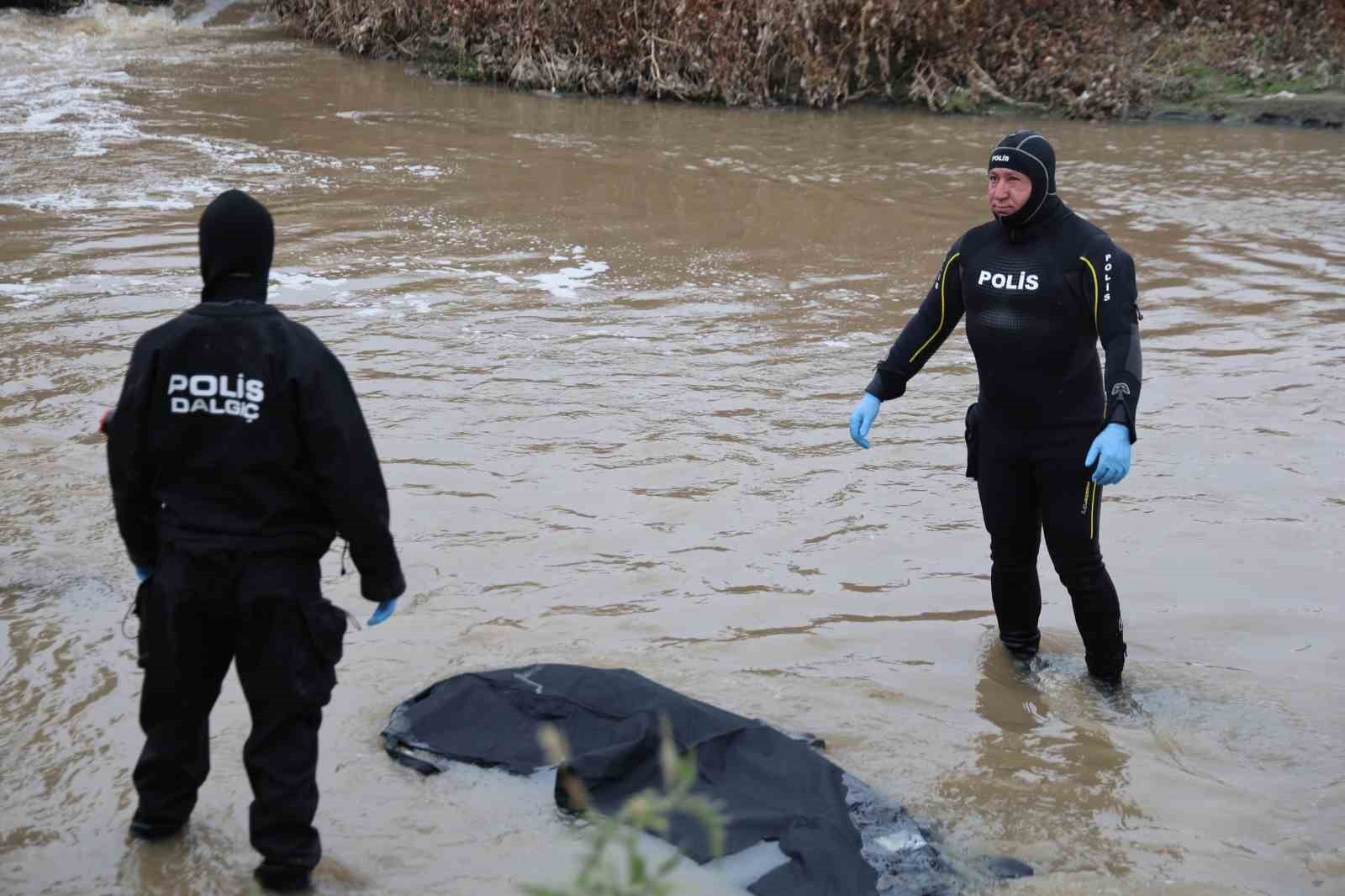 ELAZIĞ’DA TARLALARINI SULAMAK İÇİN KANALİZASYONA SU MOTORU BIRAKMAK İSTEYEN ÇİFTÇİLER BİR HAFTADIR...