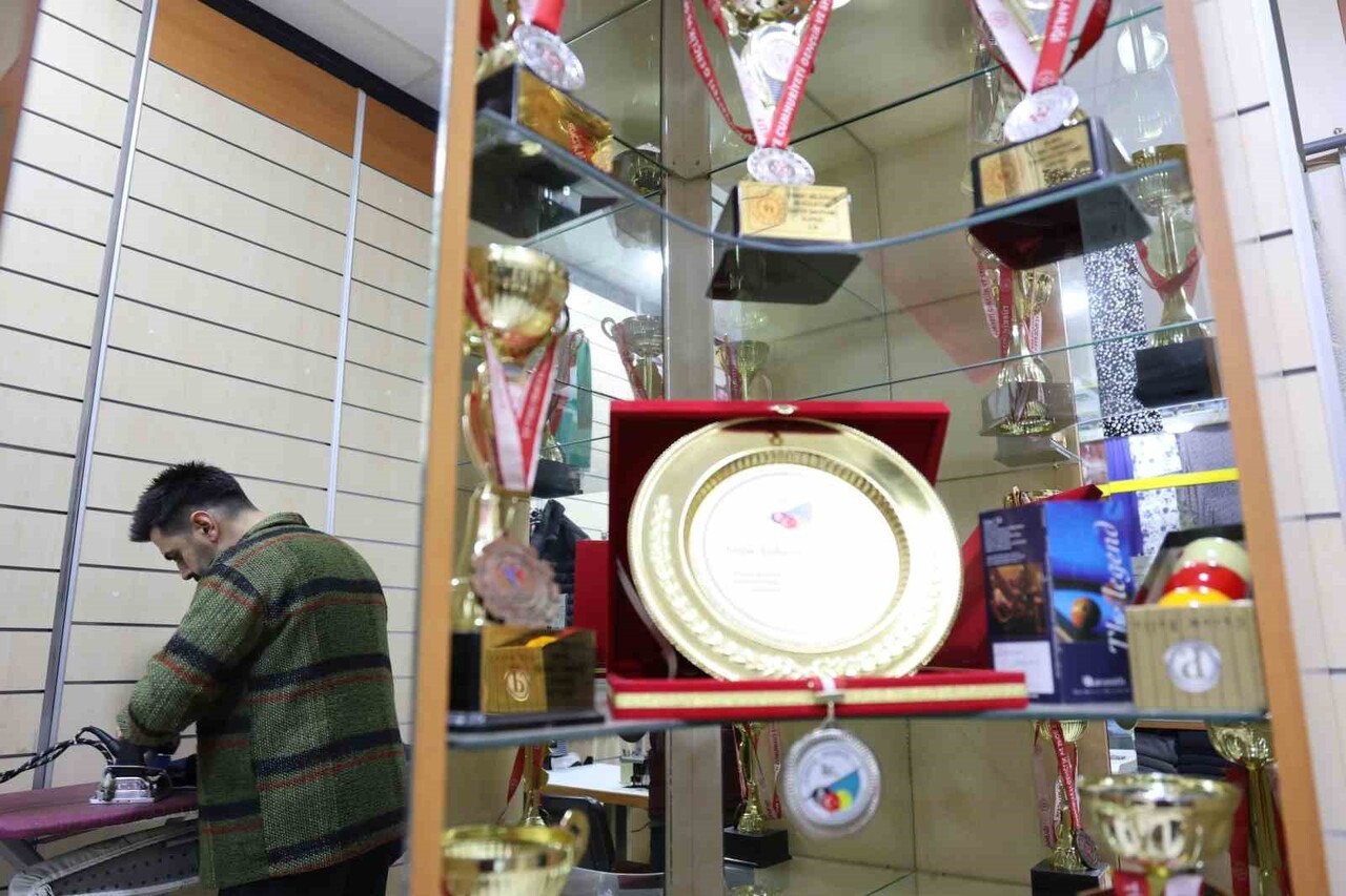 ELAZIĞ’DA TERZİLİK YAPAN LOKMAN KORUCU, BİLARDODA TÜRKİYE İKİNCİLİĞİ VE BİRÇOK İL BİRİNCİLİĞİ ELDE...