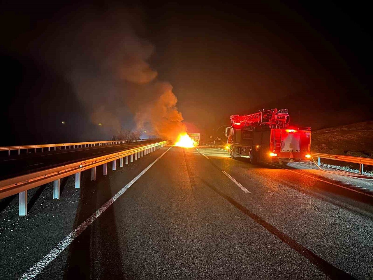 ELAZIĞ’DA TRAKTÖR RÖMORKUNA ARKADAN ÇARPAN OTOMOBİL, ALEV ALEV YANDI. FECİ KAZADA 2 KİŞİ...