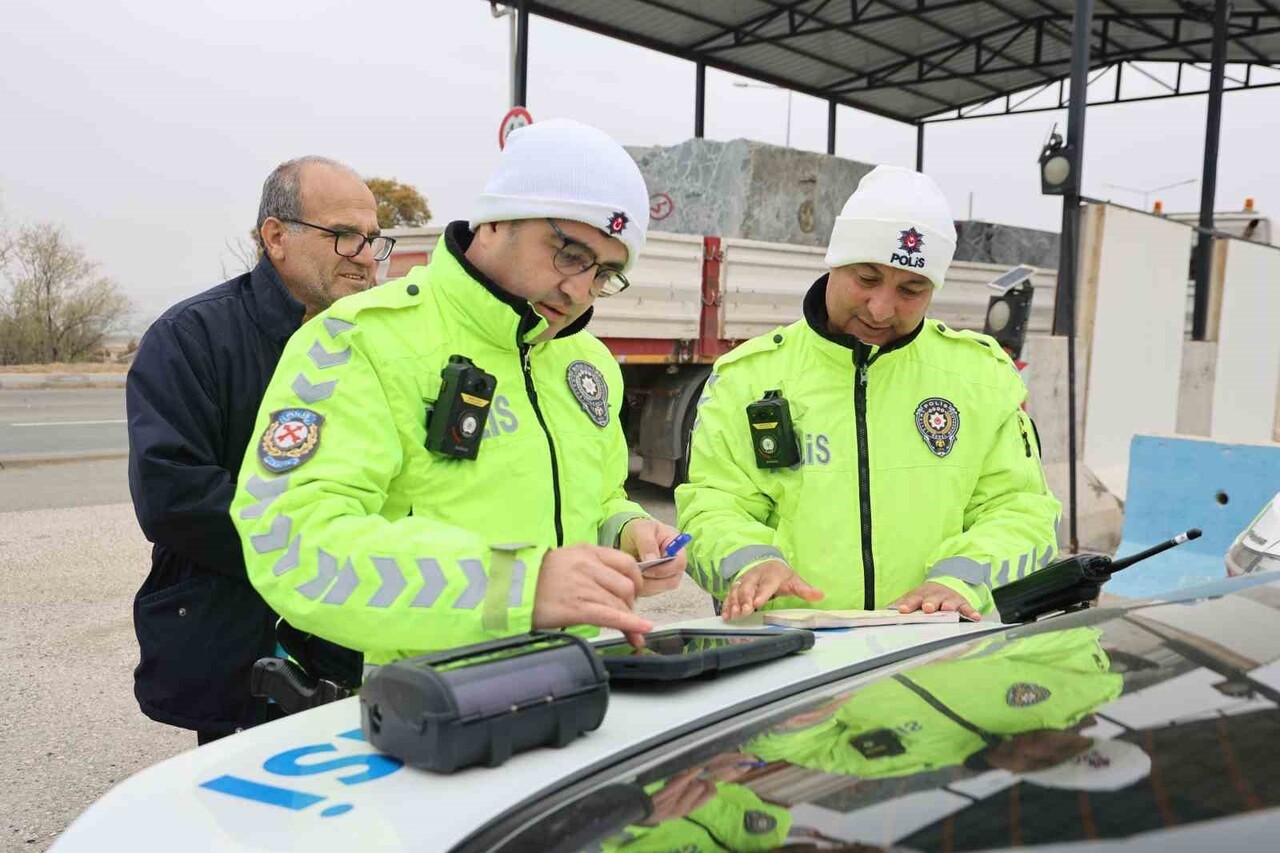 ELAZIĞ İL EMNİYET MÜDÜRLÜĞÜ BÖLGE TRAFİK DENETLEME ŞUBE MÜDÜRLÜĞÜ EKİPLERİ TARAFINDAN KIŞ LASTİĞİ...