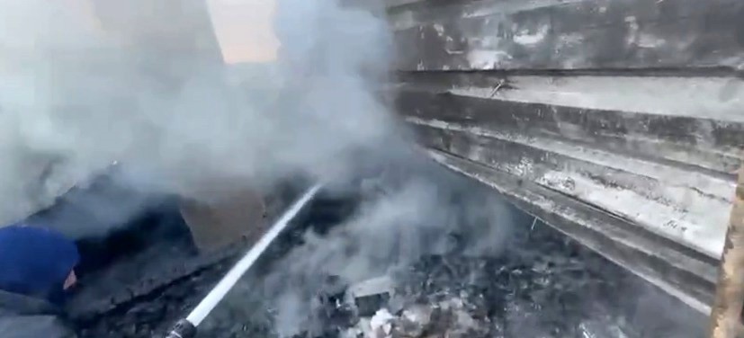 ELAZIĞ’IN KOVANCILAR İLÇESİNDE BİR BİNANIN ÇATI KISMINDA ÇIKAN YANGIN, İTFAİYE EKİPLERİ TARAFINDAN...