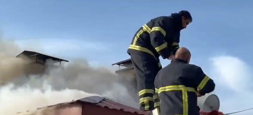 ELAZIĞ’IN KOVANCILAR İLÇESİNDE BİR BİNANIN ÇATI KISMINDA ÇIKAN YANGIN, İTFAİYE EKİPLERİ TARAFINDAN...