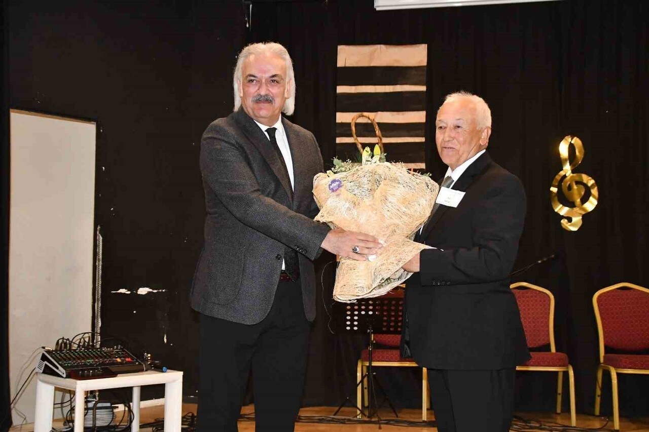 EMEKLİ ÖĞRETMENLER ADINA ALİ AKTAŞ'A ÇİÇEK