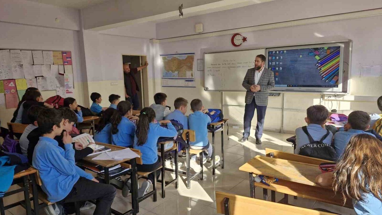 EMET İLÇE VAİZİ GÜL’ÜN ORTAOKUL ÖĞRENCİLERİYLE DEĞERLER EĞİTİMİ BULUŞMASI