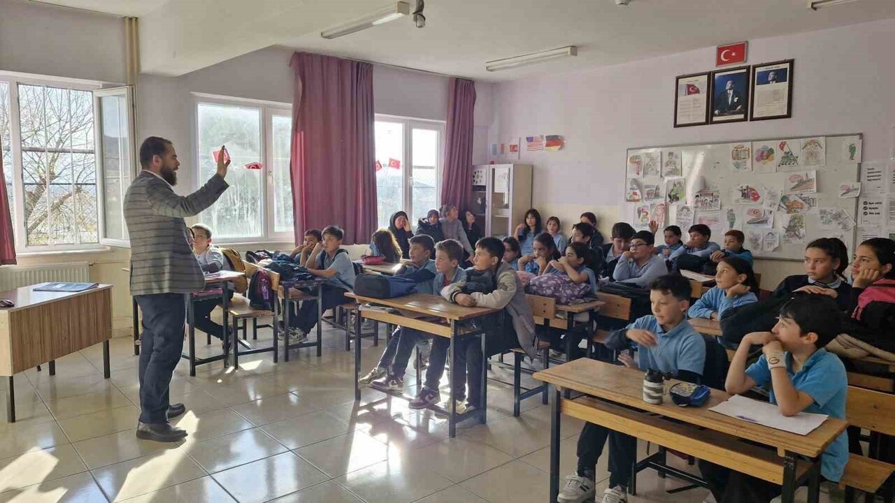 EMET İLÇE VAİZİ GÜL’ÜN ORTAOKUL ÖĞRENCİLERİYLE DEĞERLER EĞİTİMİ BULUŞMASI