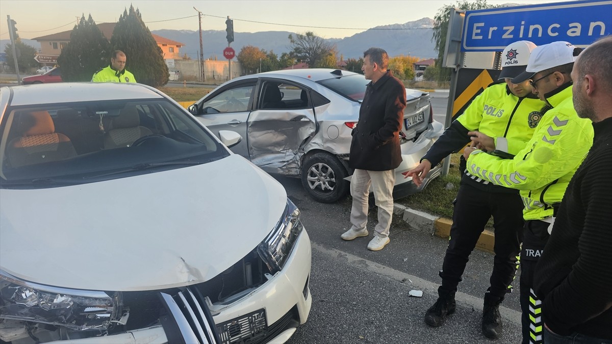 Erzincan’da iki otomobilin çarpışması sonucu 1’i çocuk 5 kişi yaralandı.