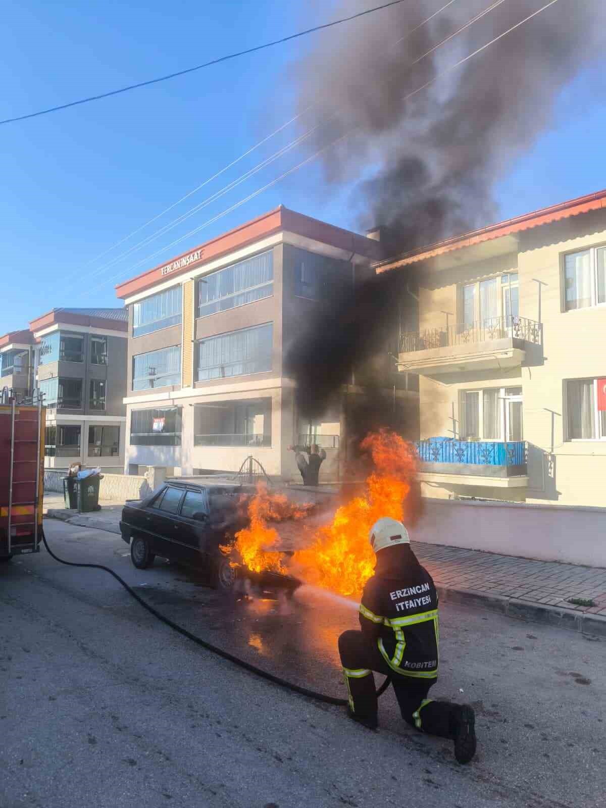 ERZİNCAN’DA PARK HALİNDEKİ ARAÇ YANDI