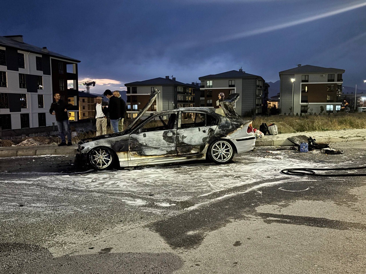 ERZİNCAN’DA SEYİR HALİNDEKİ OTOMOBİL ALEV ALDI. 2 KİŞİ SON ANDA KURTULDU, ARAÇ TAMAMEN...