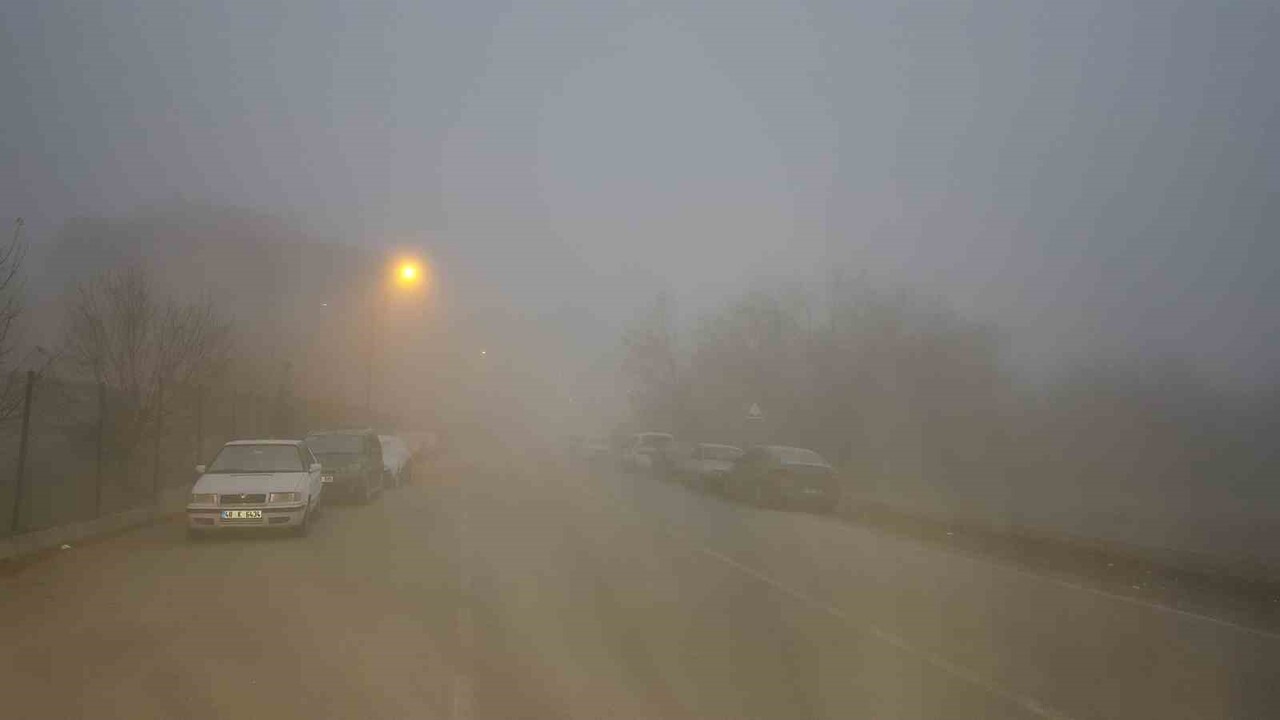 ERZİNCAN GÜNE SİS, PUS, KIRAĞIYLA UYANDI. SOĞUK HAVA NEDENİYLE ARAÇ CAMLARI BUZ TUTTU.