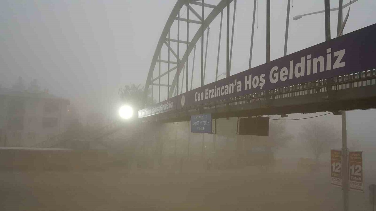 ERZİNCAN GÜNE SİS, PUS, KIRAĞIYLA UYANDI. SOĞUK HAVA NEDENİYLE ARAÇ CAMLARI BUZ TUTTU.