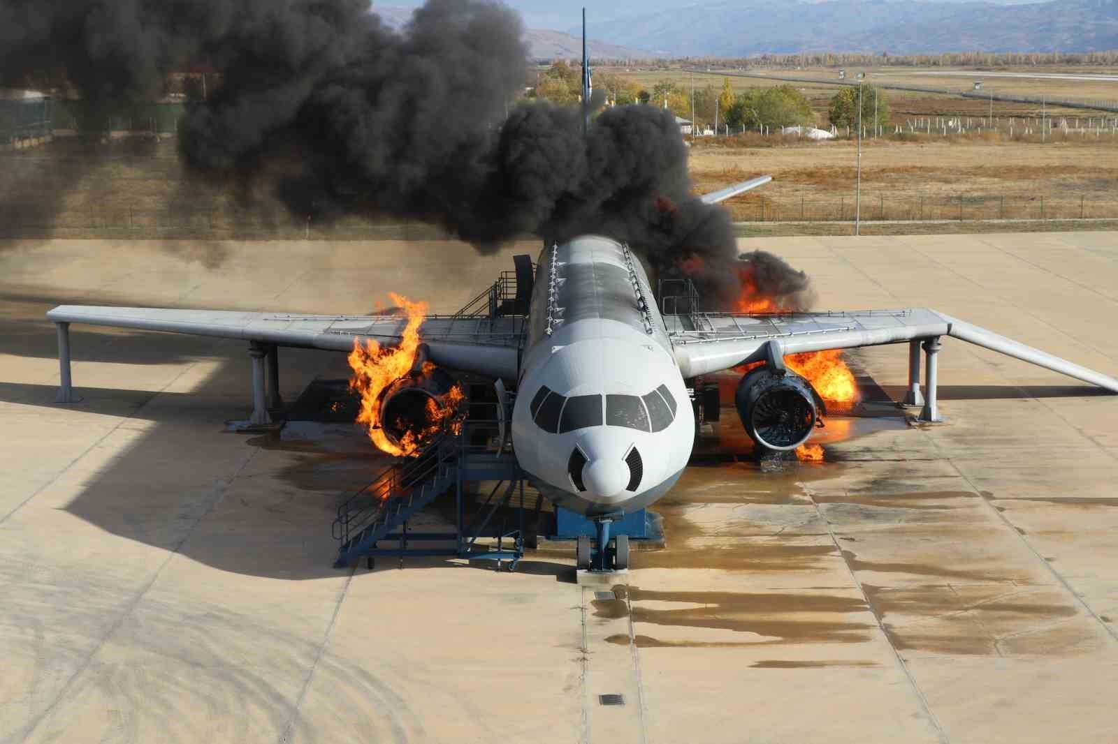 ERZİNCAN HAVALİMANI’NDA GERÇEKÇİ UÇAK YANGIN TATBİKATI YAPILDI