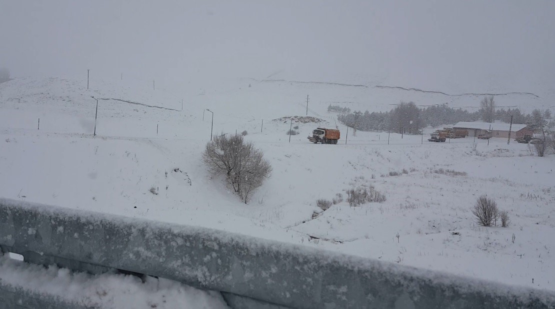 ERZİNCAN’I SİVAS’A BAĞLAYAN 2190 RAKIMDAKİ KIZILDAĞ GEÇİDİNDE KAR YAĞIŞI ETKİLİ OLDU