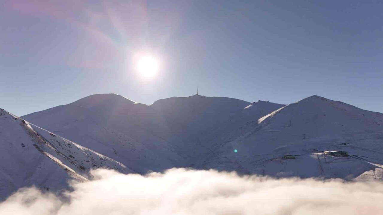 ERZURUM'DA 3 BİN 125 RAKIMI İLE ADETA BİR DOĞA HARİKASI OLAN PALANDÖKEN DAĞI, SİSLERİN İÇİNDE...