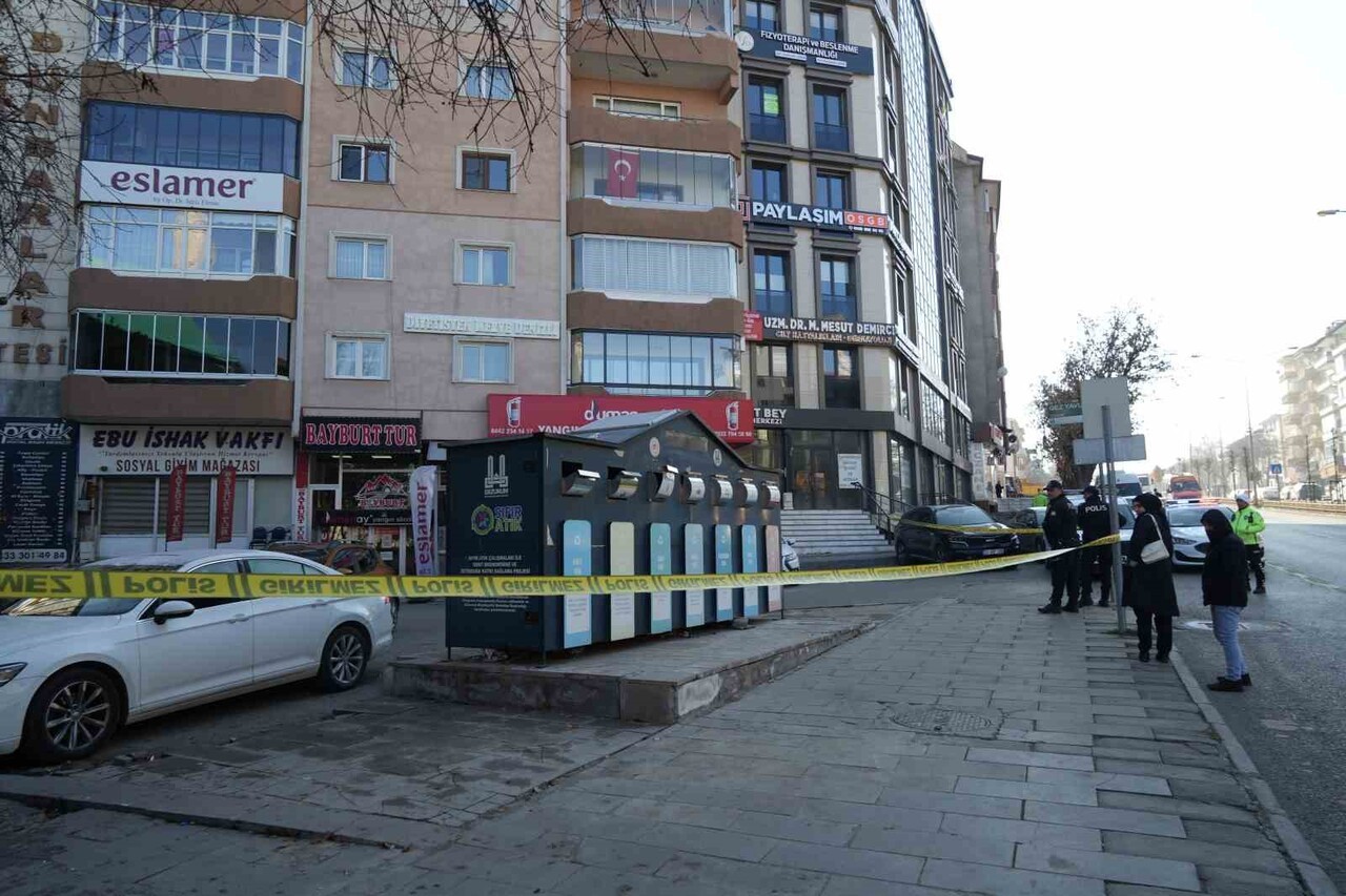 ERZURUM'DA SABAH SAATLERİNDE MEYDANA GELEN DOĞAL GAZ KAYNAKLI PATLAMADA 2 KATLI BİNANIN BİR KISMI...