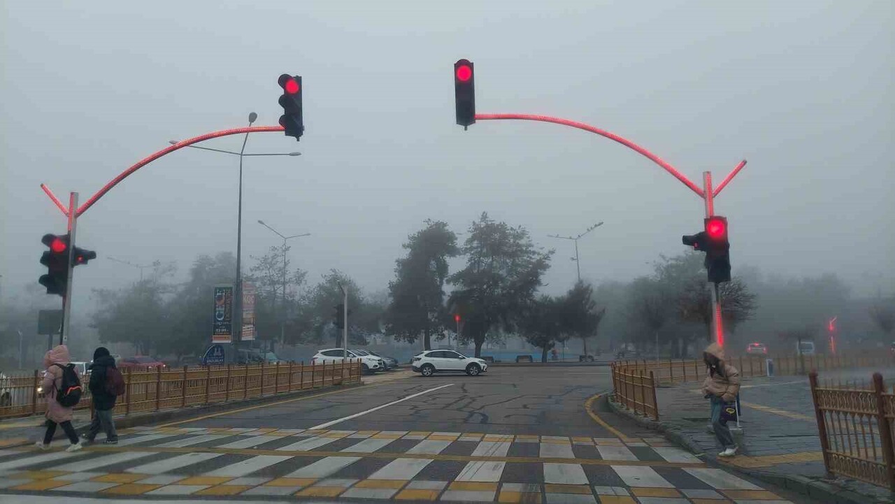 ERZURUM'DA VATANDAŞLAR SABAHA YOĞUN SİSLİ HAVA İLE BAŞLADI. GECE ETKİLİ OLAN SOĞUK NEDENİYLE...
