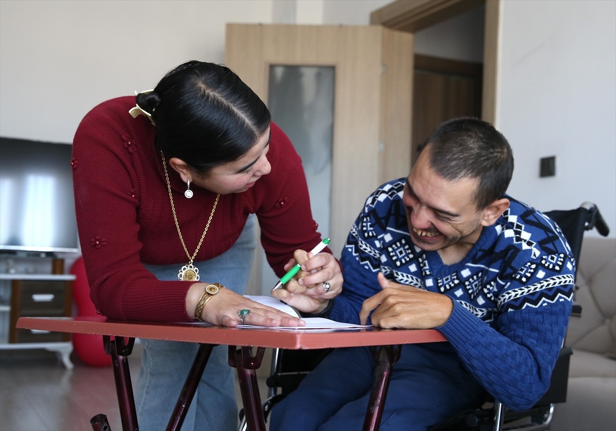 Erzurum'da yaşayan zihinsel engelli 28 yaşındaki Firdevs Bayburt ile tekerlekli sandalyedeki...