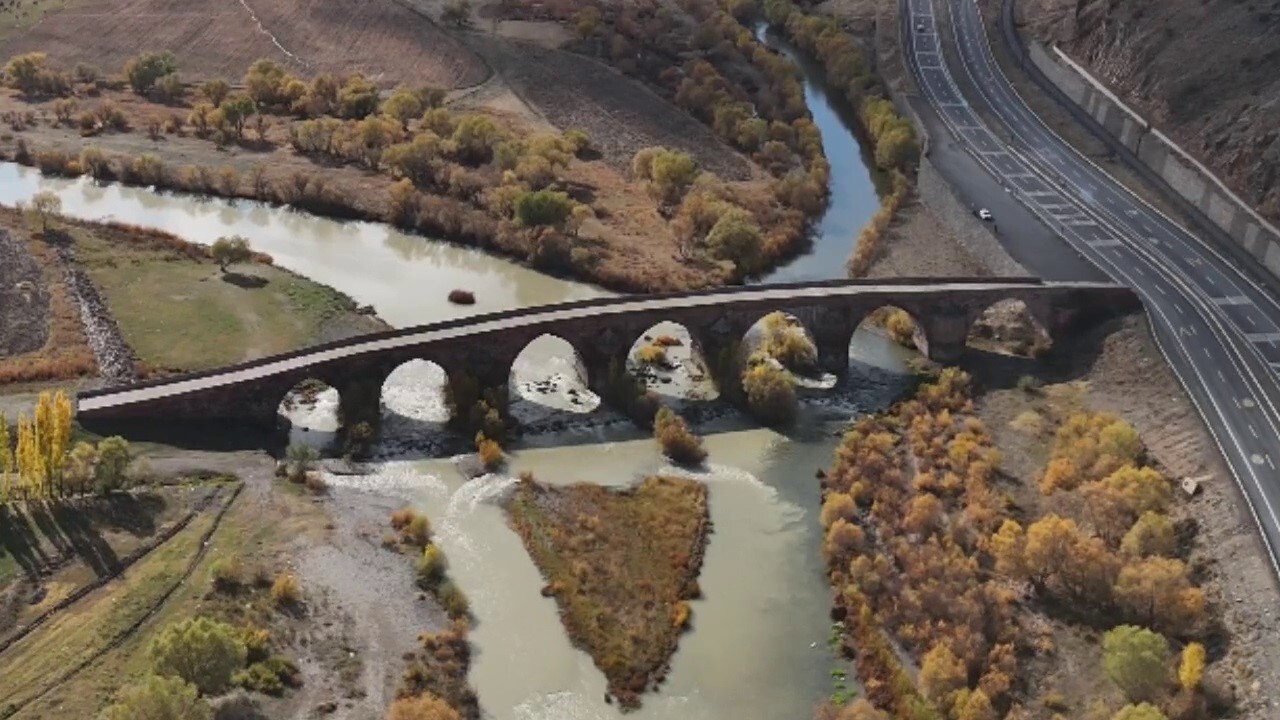 ERZURUM'UN KÖPRÜKÖY İLÇESİNE BAĞLI YAĞAN MAHALLESİ, HEM BÜYÜKLÜĞÜ HEM DE TARİHİ DOKUSUYLA DİKKAT...