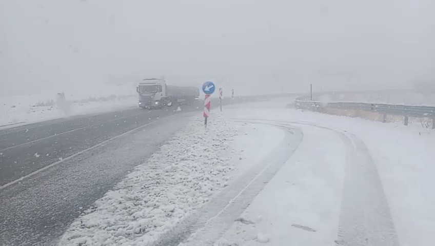 ERZURUM-BAYBURT KARAYOLU KOP GEÇİDİNDE GÜN BOYU ARALIKLARLA ETKİLİ OLAN KAR YAĞIŞI, GECE...
