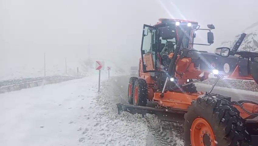 ERZURUM-BAYBURT KARAYOLU KOP GEÇİDİNDE GÜN BOYU ARALIKLARLA ETKİLİ OLAN KAR YAĞIŞI, GECE...