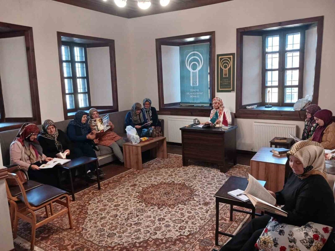 ERZURUM BÜYÜKŞEHİR BELEDİYESİ DİL VE EDEBİYAT KONAĞI’NDA BİR ARAYA GELEN EV HANIMLARI, OKUDUKLARI...