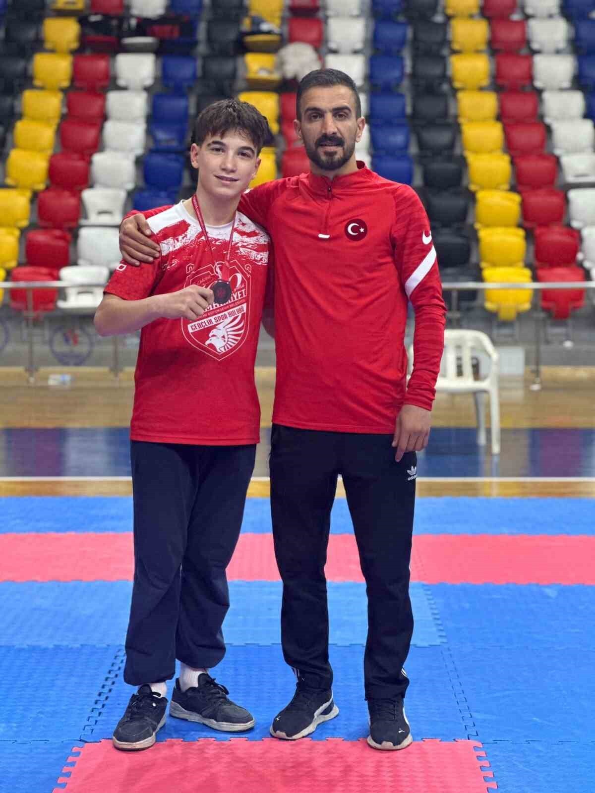 ERZURUM BÜYÜKŞEHİR BELEDİYESİ KİCK BOKSÇULARI BU KEZ ADIYAMAN’DA ÖNEMLİ BİR ZAFERE İMZA ATTI. DÖRT...