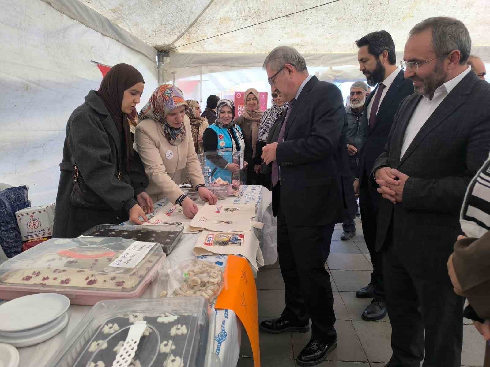 ERZURUM’DA FİLİSİTİN VE GAZZE İÇİN YAKUTİYE KENT MEYDANI'NDA AÇILAN HAYIR ÇARŞISI, İL MÜFTÜSÜ...
