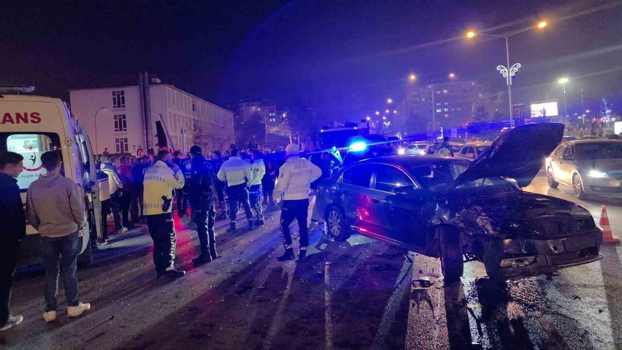 ERZURUM’DA POLİS KONTROL NOKTASINDAN KAÇAN BİR SÜRÜCÜ, ÖNCE KAVŞAKTA BAŞKA BİR ARACA DAHA SONRA DA...