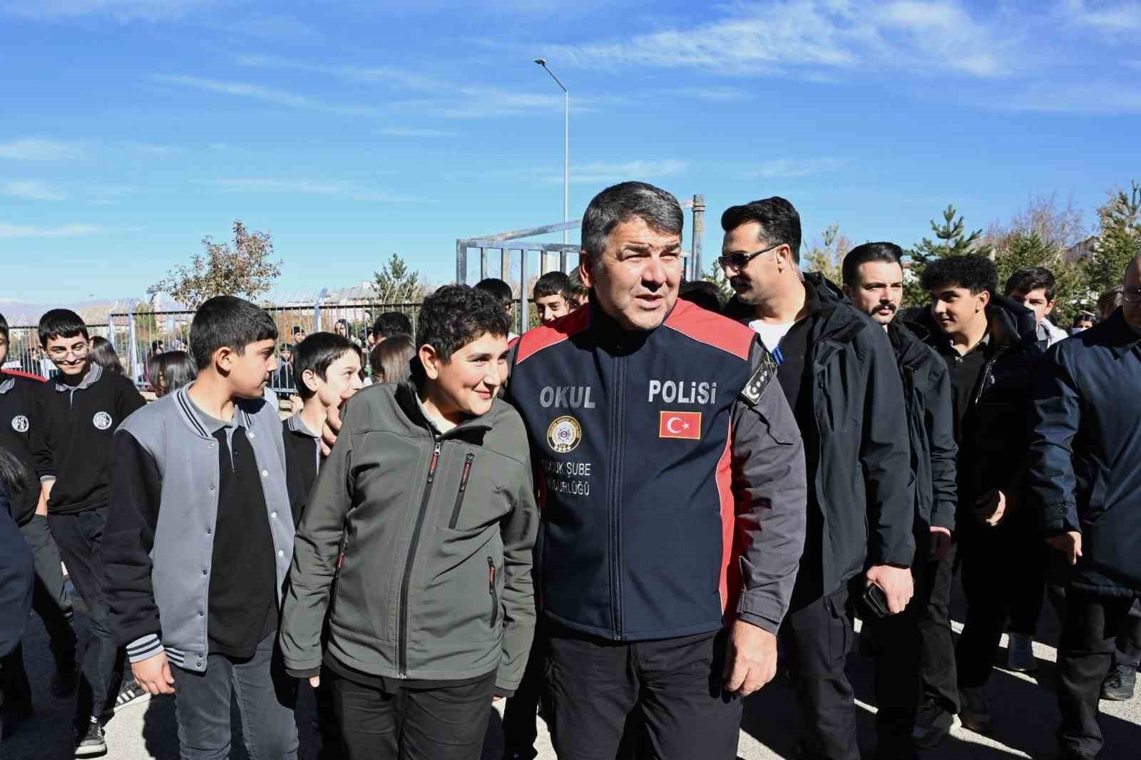 ERZURUM EMNİYET MÜDÜRÜ ONUR KARABURUN, "GELECEĞİMİZİN TEMİNATI ÇOCUKLARIMIZIN YANINDAYIZ, İYİ Kİ...