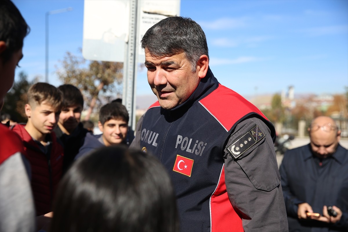 Erzurum İl Emniyet Müdürü Onur Karaburun, okul çevresi denetimleri kapsamında ziyaret ettiği...